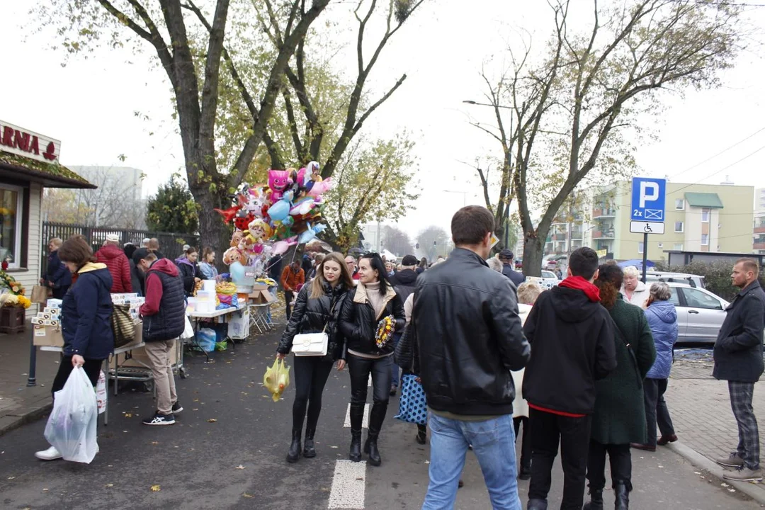 Tłumy łodzian na cmentarzu na Kurczakach