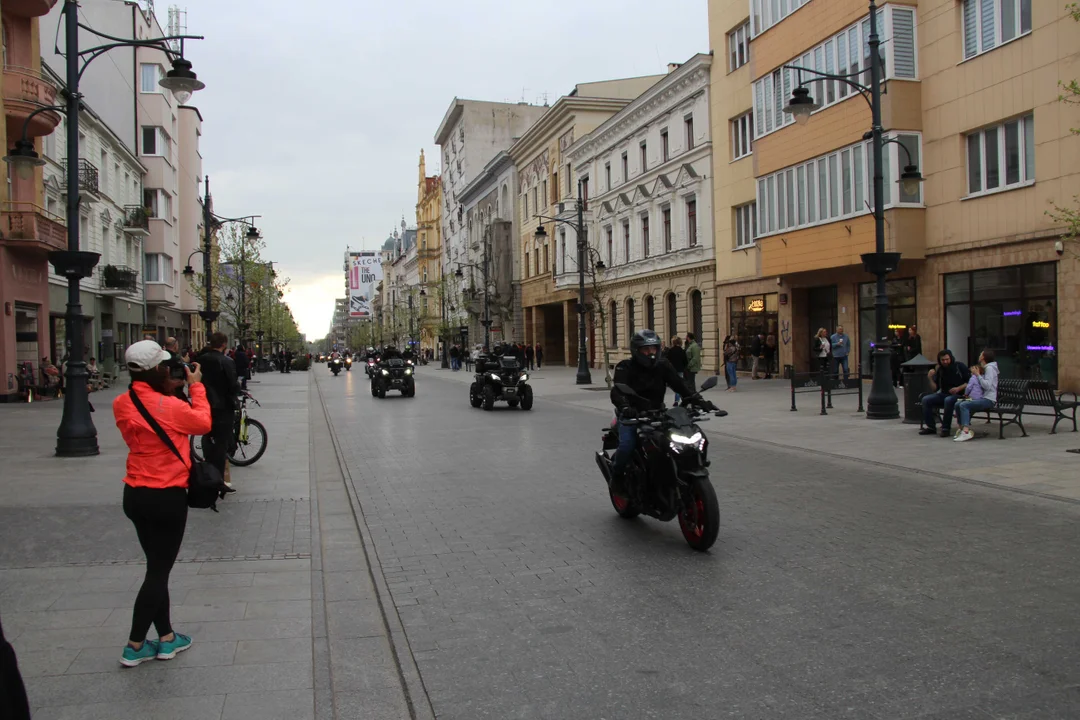 Wielka parada motocyklowa na ulicy Piotrkowskiej w Łodzi