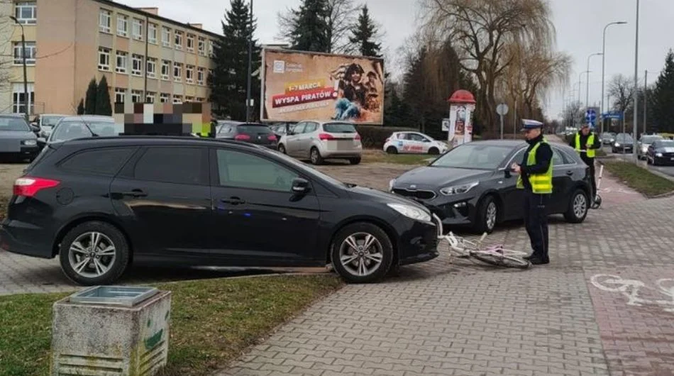 Wypadek nieopodal bełchatowskiej szkoły. Ranna potrącona rowerzystka [FOTO] - Zdjęcie główne