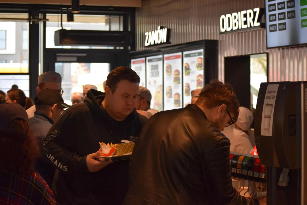 Tłumy łodzian na otwarciu restauracji MAX Premium Burgers. Tego jeszcze w Łodzi nie było [ZOBACZ ZDJĘCIA]