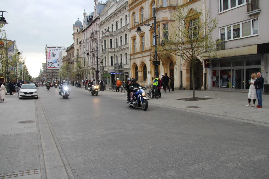 Wielka parada motocyklowa na ulicy Piotrkowskiej w Łodzi