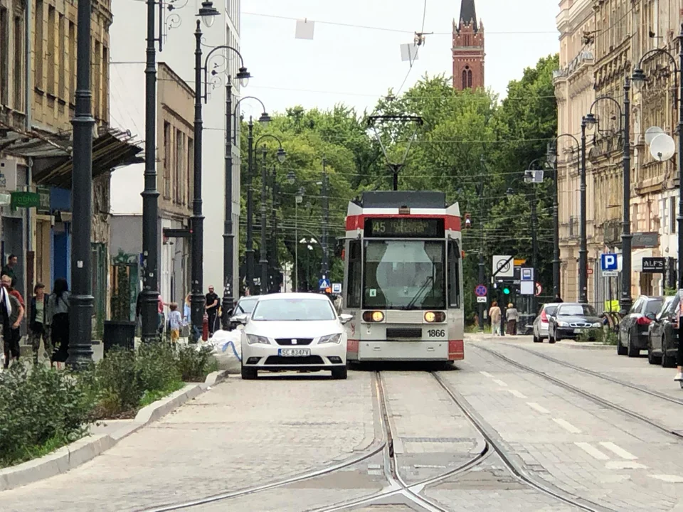 Zatrzymanie tramwajów MPK w centrum Łodzi. Wszystko znów przez samochód [ZDJĘCIA] - Zdjęcie główne