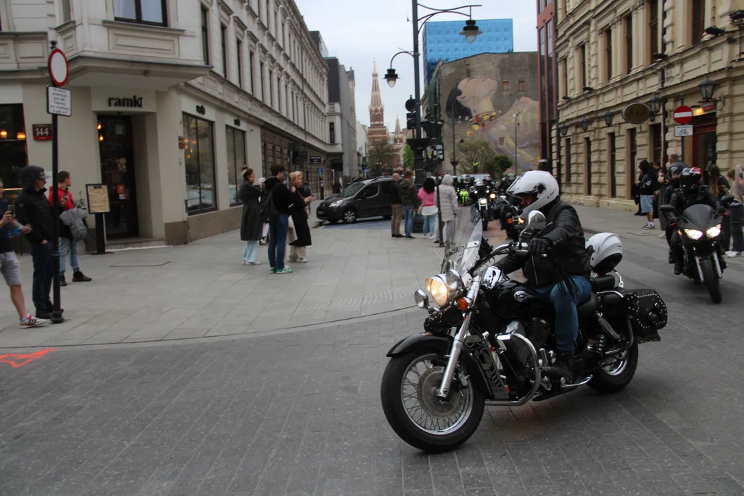 Wielka parada motocyklowa na ulicy Piotrkowskiej w Łodzi