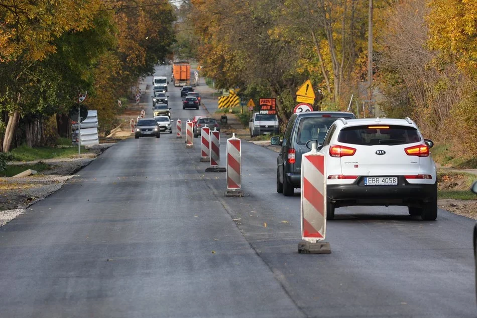 Na ważnej drodze łączącej Łódź z autostradą A1 pojawił się nowy asfalt. Co jeszcze zostało do zrobienia? - Zdjęcie główne