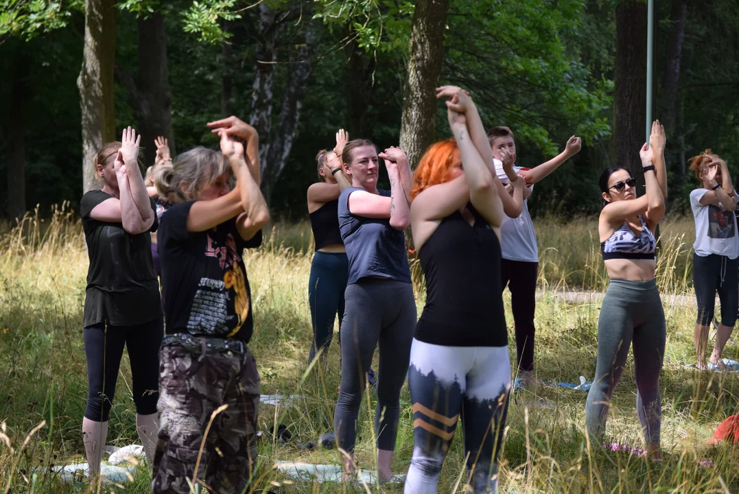 Joga w parku na Zdrowiu