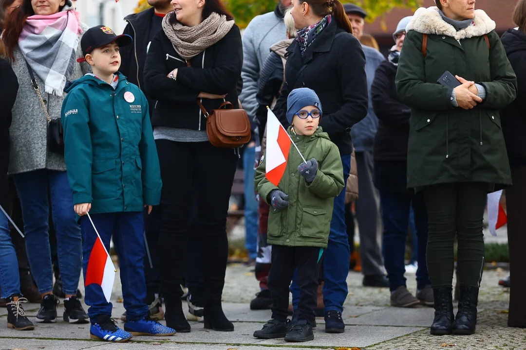 Pochody 11 listopada w Zgierzu. Mieszkańcy tłumnie uczestniczyli w uroczystościach Święta Niepodległości.