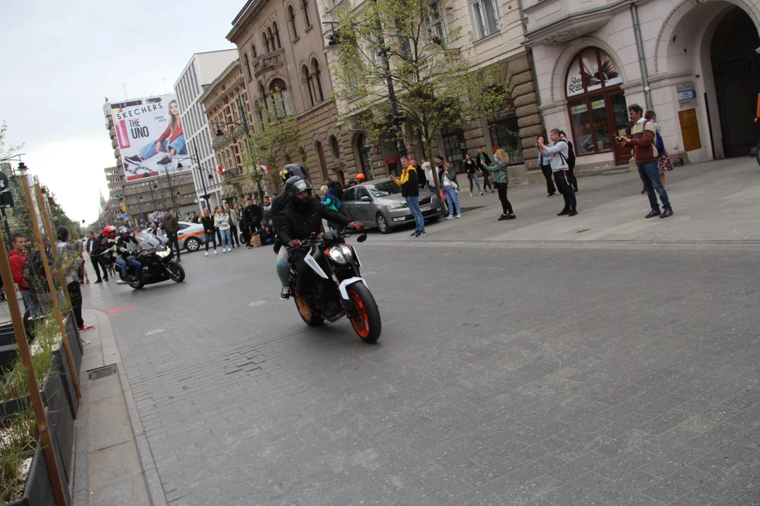 Wielka parada motocyklowa na ulicy Piotrkowskiej w Łodzi