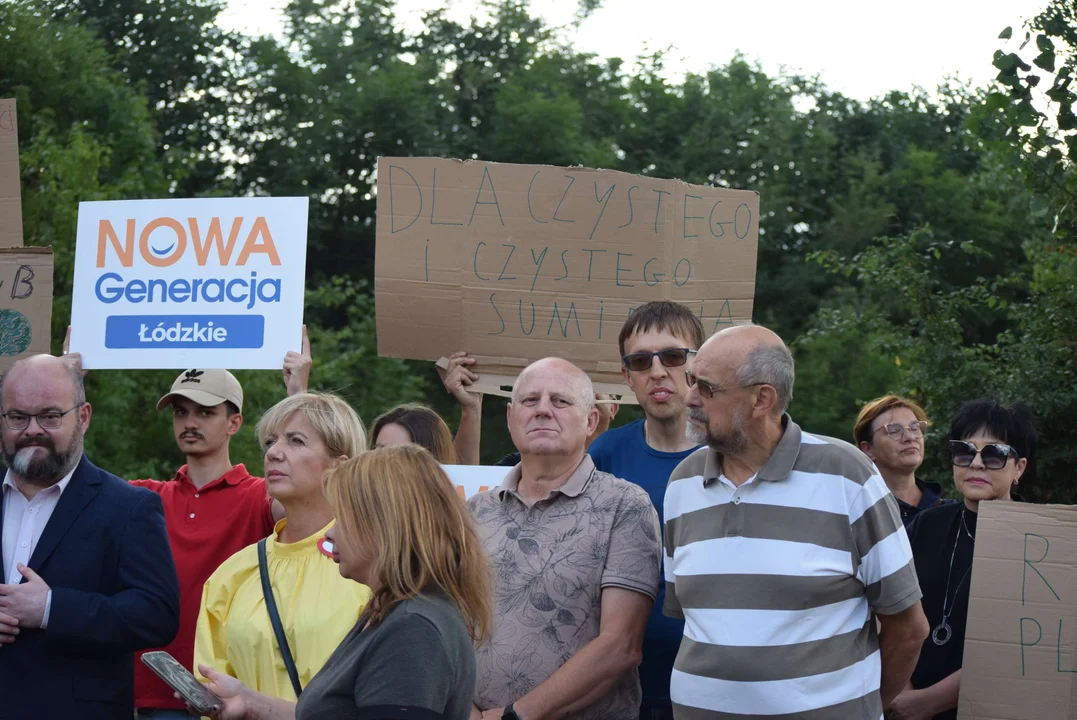 Młodzież przed składowiskiem odpadów chemicznych w Zgierzu