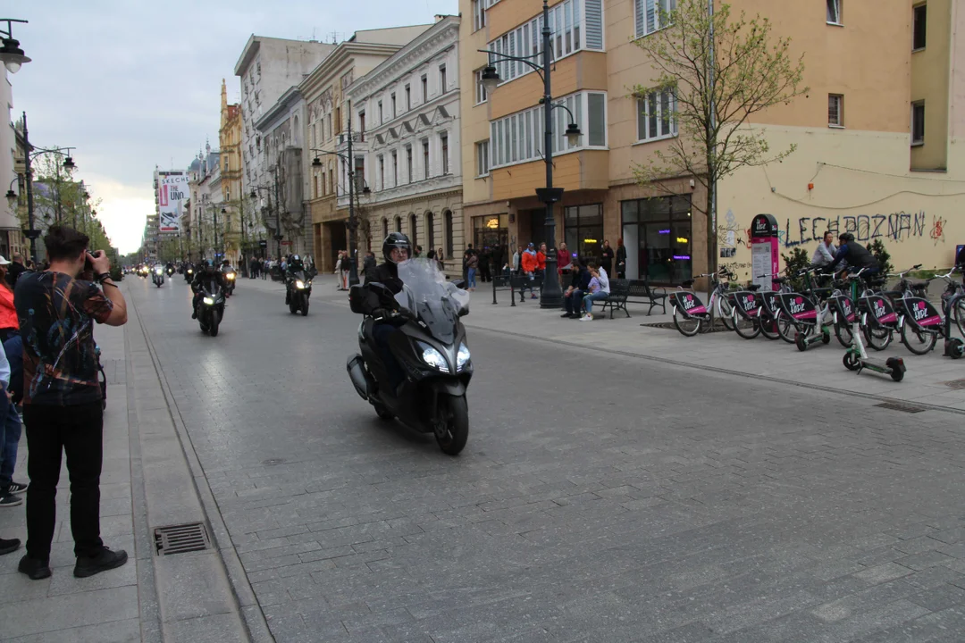 Wielka parada motocyklowa na ulicy Piotrkowskiej w Łodzi