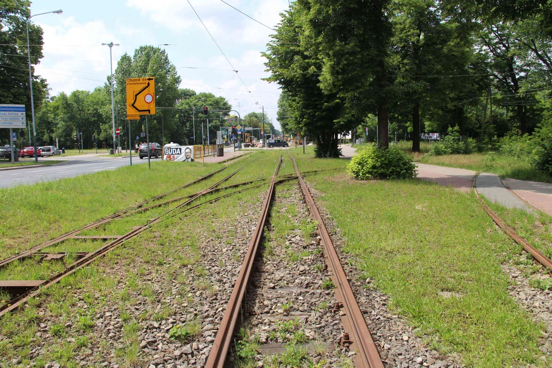 Nieczynne przystanki tramwajowe przy Konstantynowskiej