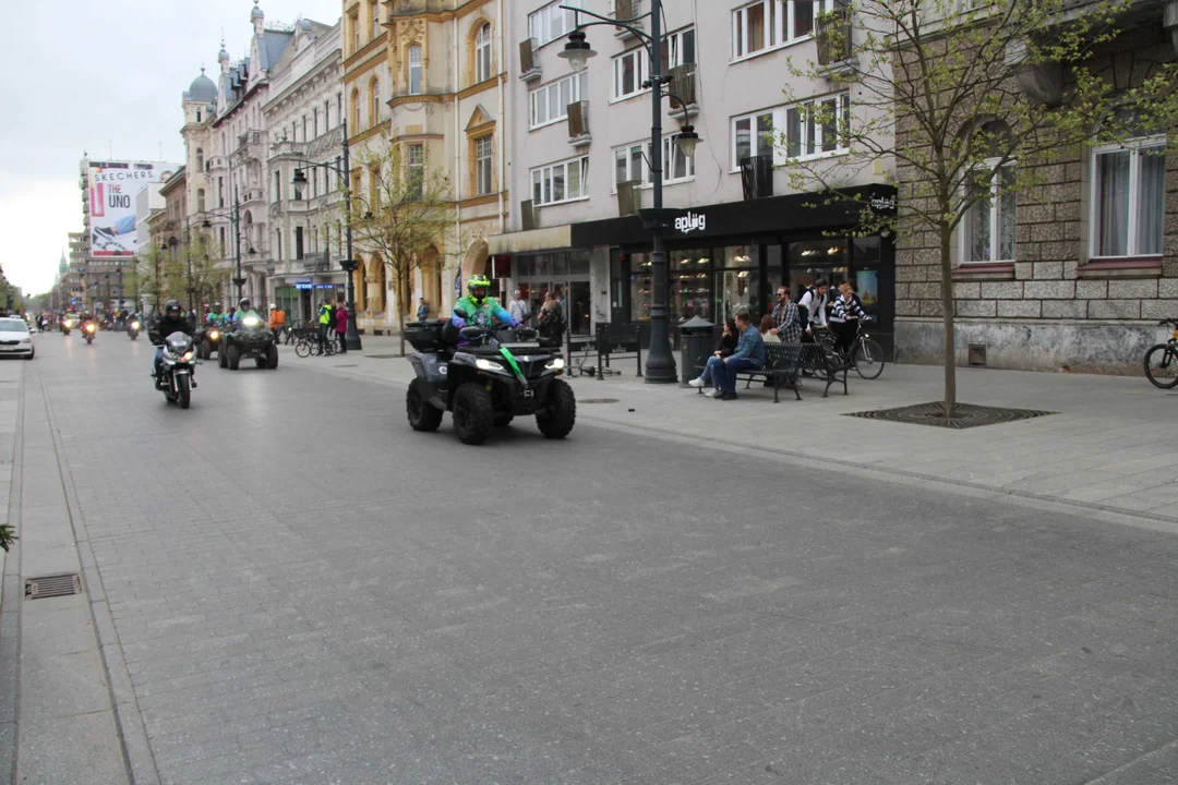 Wielka parada motocyklowa na ulicy Piotrkowskiej w Łodzi