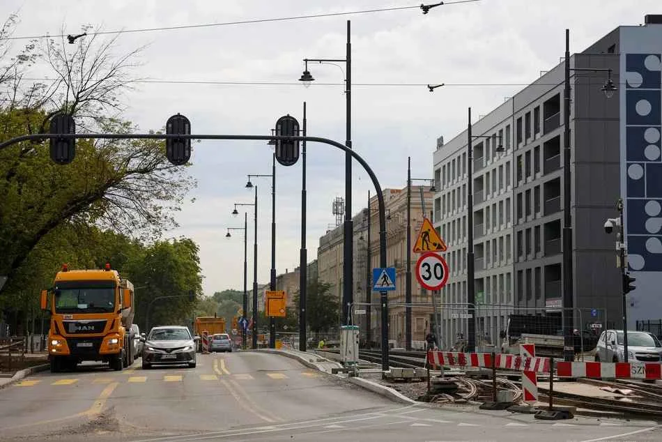 Zmiany dla kierowców i podróżnych MPK Łódź na 10 liniach. Północna przejezdna w obu kierunkach, zmieni się dojazd do Mileszek [ZDJĘCIA] - Zdjęcie główne