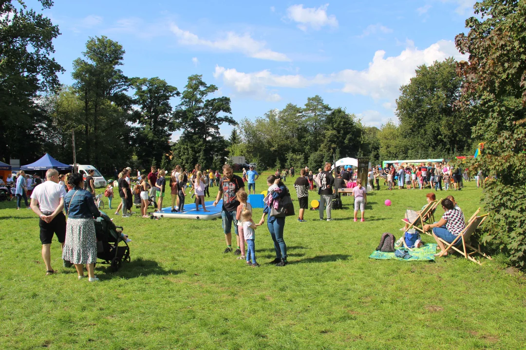 Piknik rodzinny w parku na Młynku w Łodzi