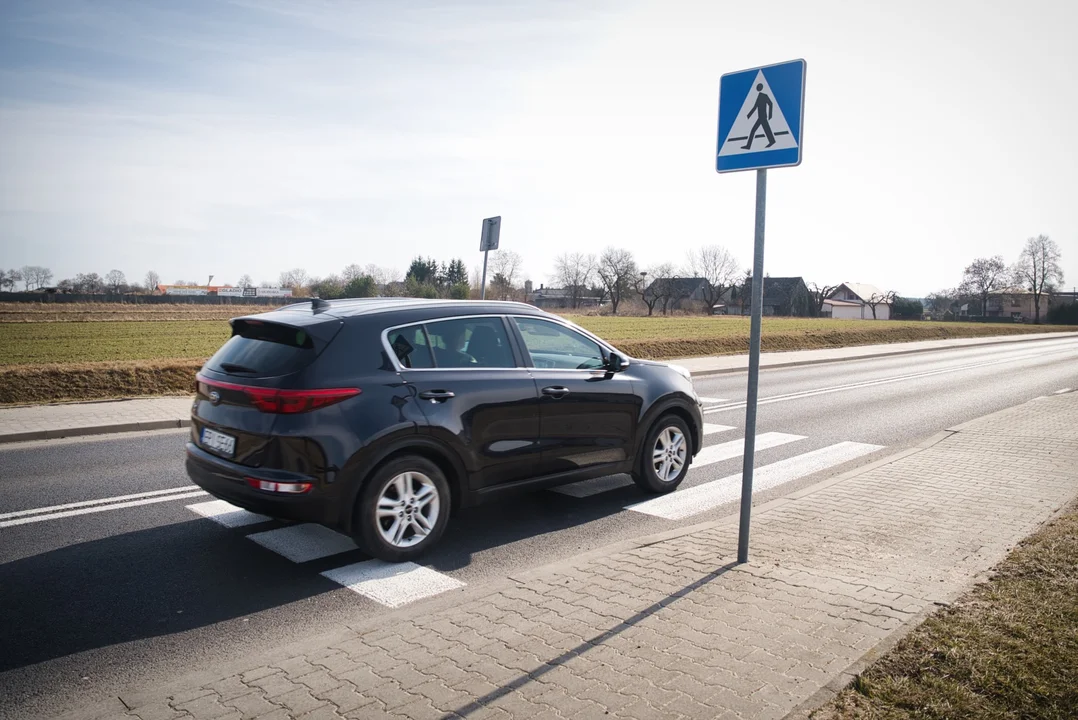 Bezpieczniej na drodze wojewódzkiej nr 742. Nowe przejścia dla pieszych w Paskrzynie i Łęcznie.