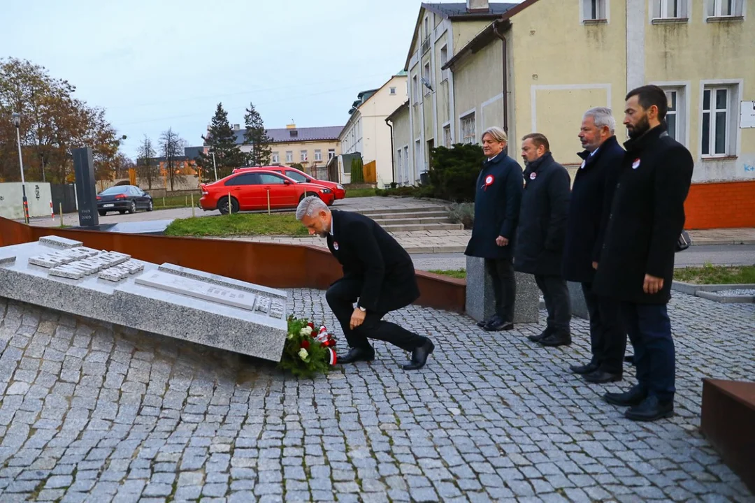 Pochody 11 listopada w Zgierzu. Mieszkańcy tłumnie uczestniczyli w uroczystościach Święta Niepodległości.