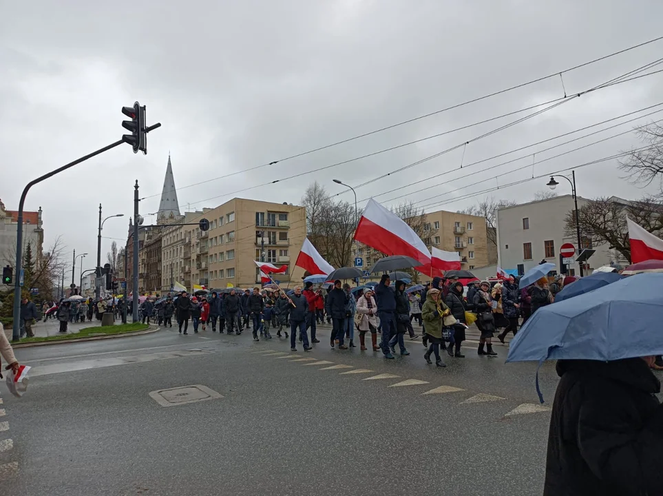 Marsz papieski w Łodzi. Setki łodzian ruszyło ulicami miasta [zdjęcia]