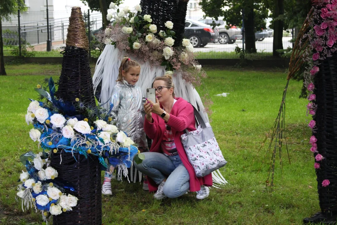 Trwa Święto Róży. Sporo osób odwiedza park Traugutta