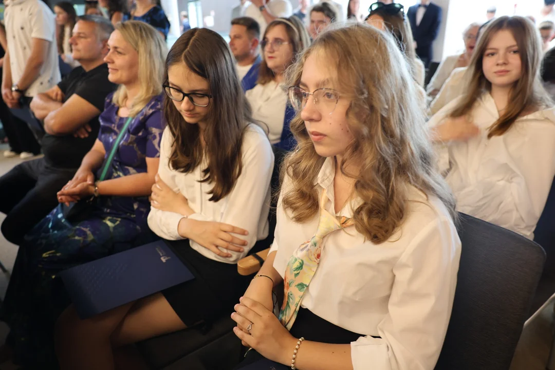 Uczniowie z nagrodami Piotrków
