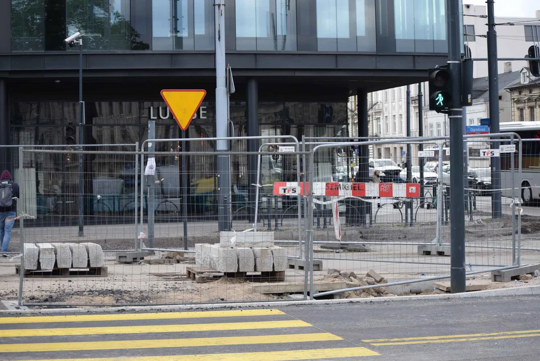 Utrudnienia dla kierowców i pieszych na skrzyżowaniu ul. Ogrodowej i ul. Zachodniej. Obok trwa budowa "Bulwarów Północnych" oraz modernizacja parku Staromiejskiego.