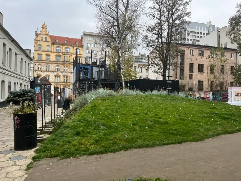 Doki zmieniają miejsce. Już nie będą przy samym wejściu na OFF Piotrkowska w Łodzi. Przenoszą się głębiej w podwórko.