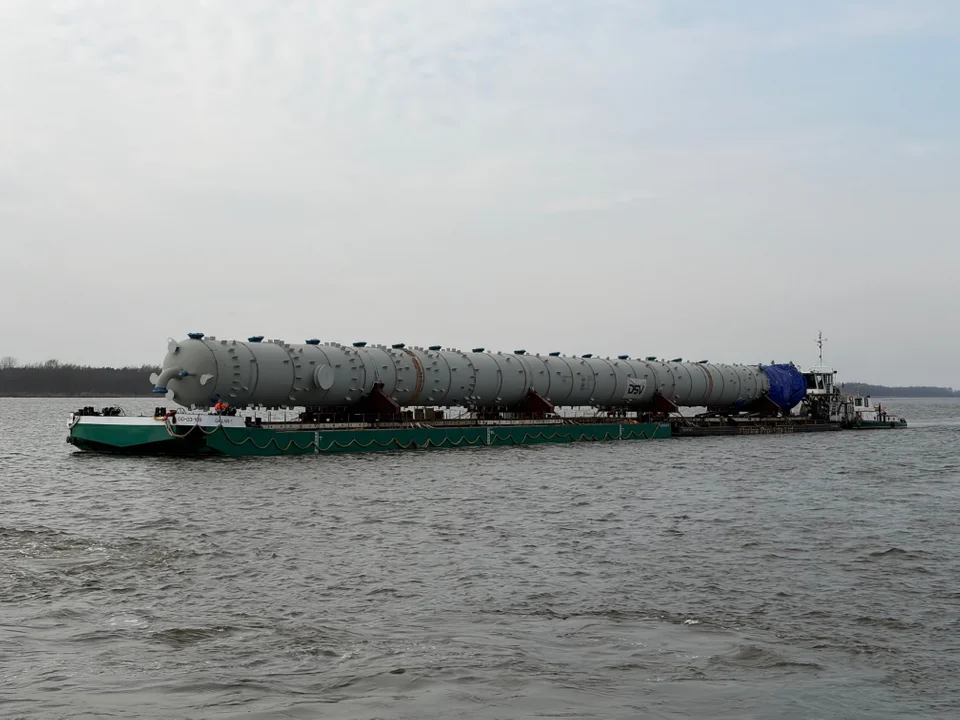 Ważą choćby 550 ton. Kolosy przepłynęły prawie 300 kilometrów, by dotrzeć do Płocka [ZDJĘCIA]