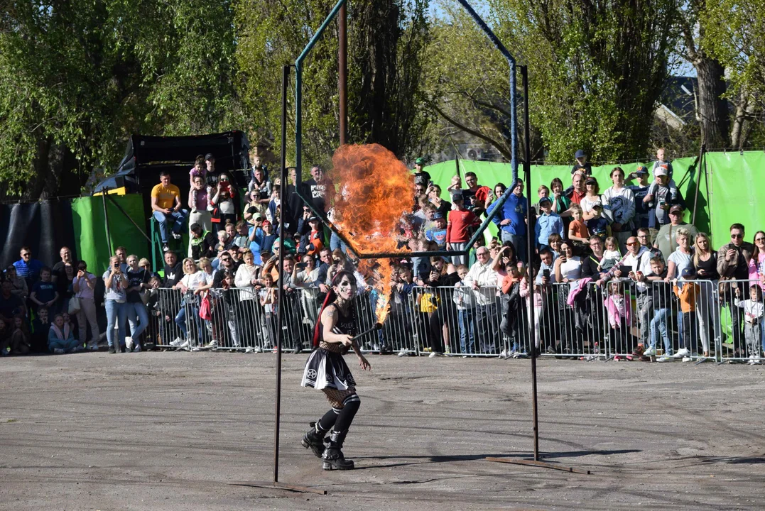 Giganty na czterech kołach zrobiły duże show! Widowiskowy pokaz monster trucków