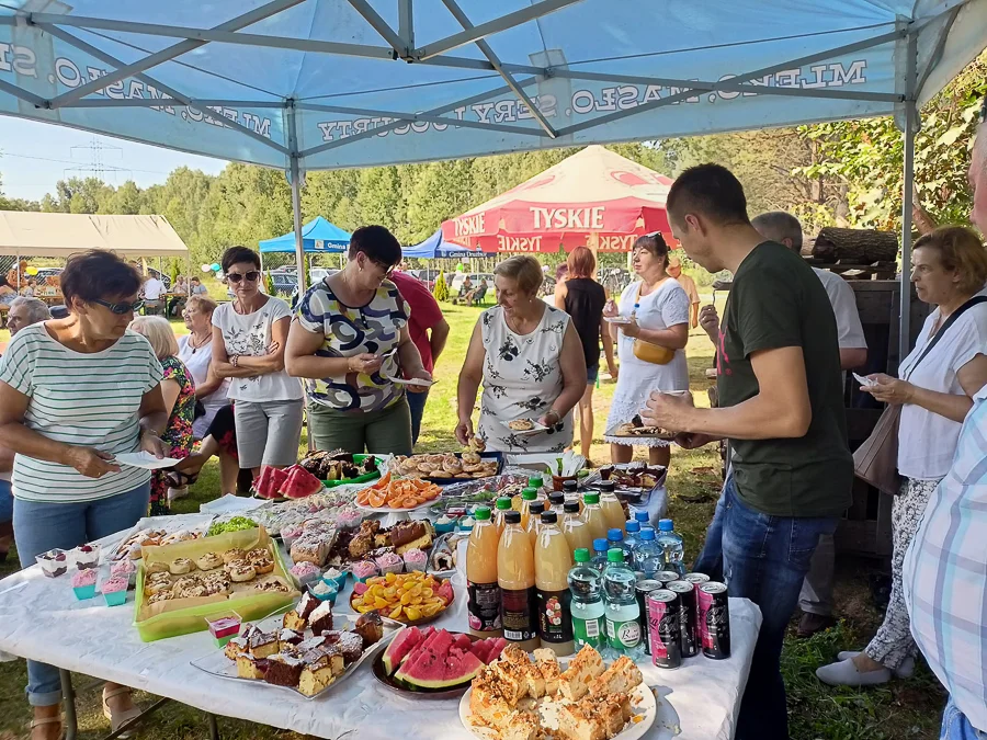 Sąsiedzi bawili się na pikniku. Muzyka, potańcówka i wspólne biesiadowanie [FOTO] - Zdjęcie główne