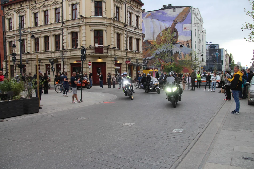 Wielka parada motocyklowa na ulicy Piotrkowskiej w Łodzi