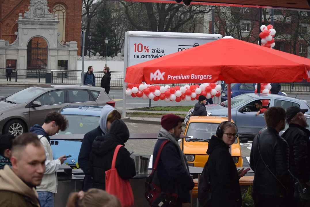 Tłumy łodzian na otwarciu restauracji MAX Premium Burgers. Tego jeszcze w Łodzi nie było [ZOBACZ ZDJĘCIA]