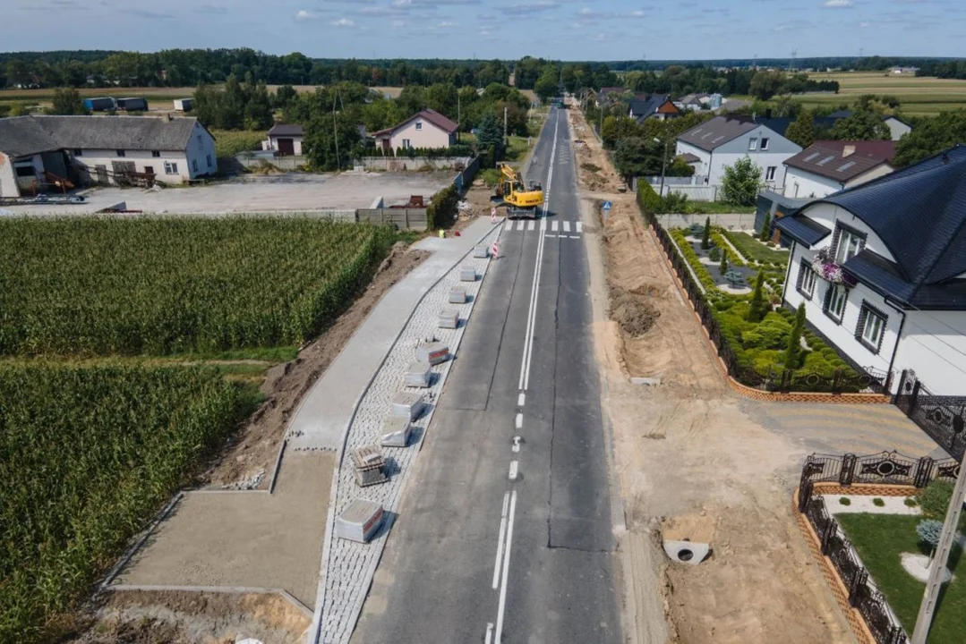 Ta ważna droga niedaleko Łodzi była w fatalnym stanie. Dziś jest równa i prosta [FOTO] - Zdjęcie główne