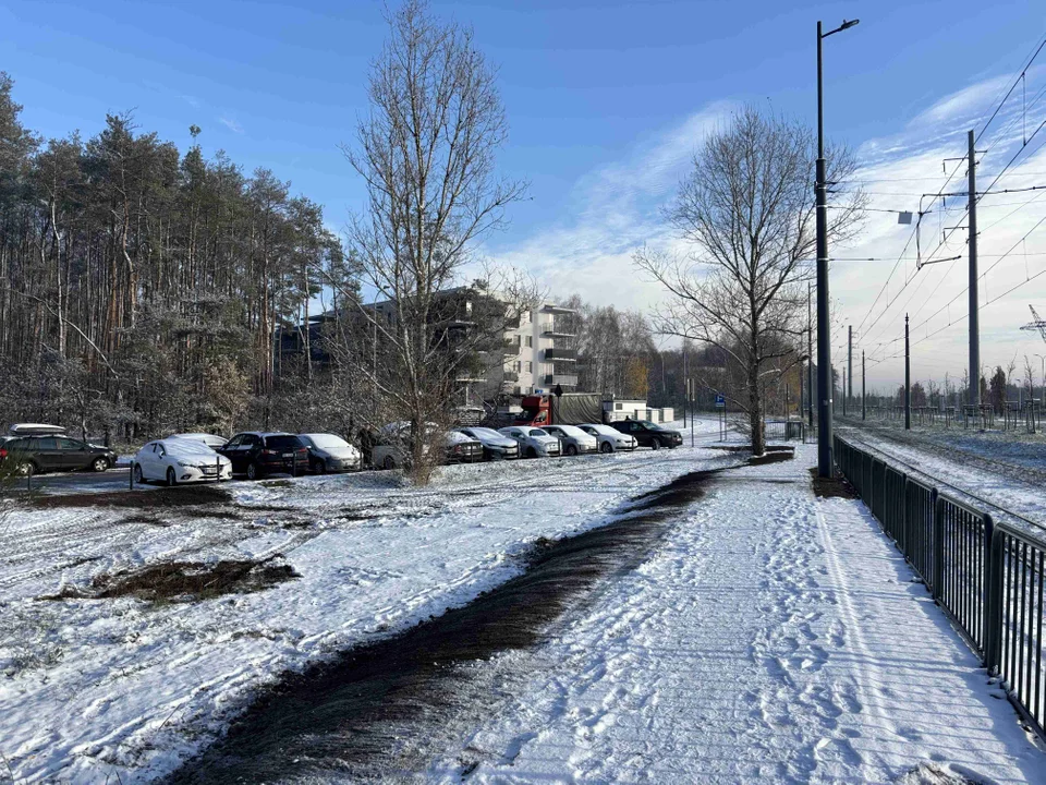 Nowy chodnik prowadzący do przystanku MPK na Olechowie gotowy