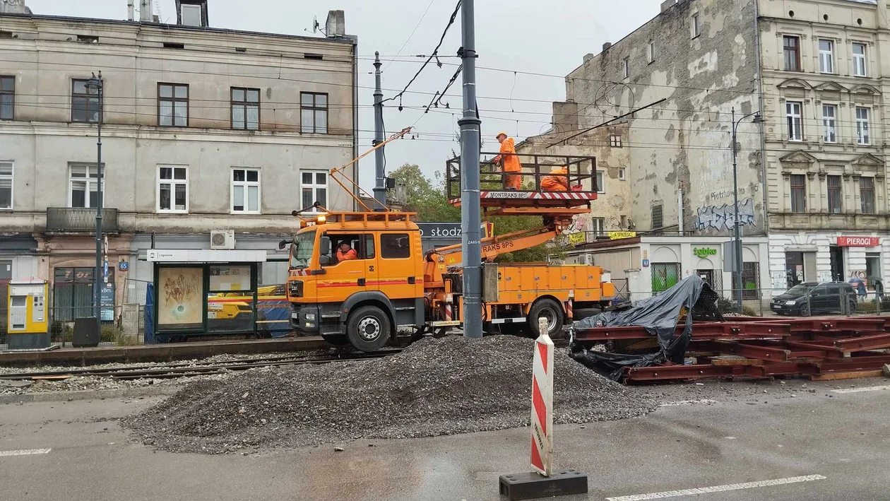 Trwa łączenie nowego torowiska ze starym przy ul.Legionów w Łodzi