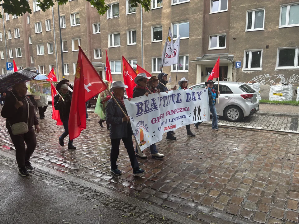 Parada i Piknik Seniorów 2026 w Gdańsku. Deszcz nie zatrzymał seniorów