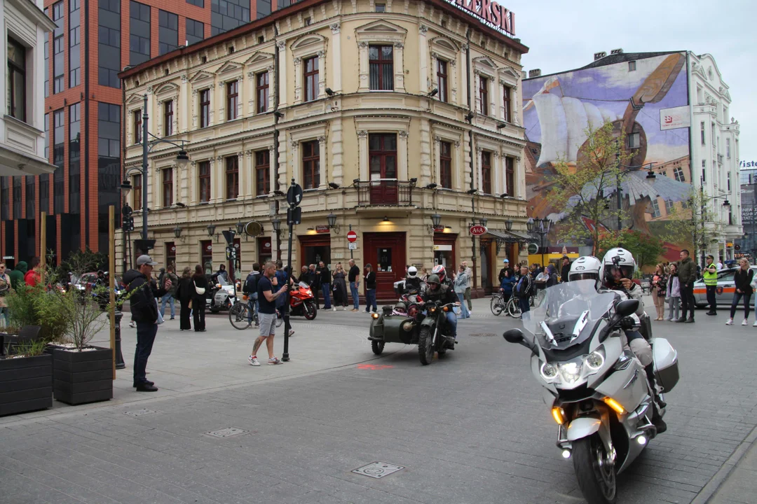 Wielka parada motocyklowa na ulicy Piotrkowskiej w Łodzi