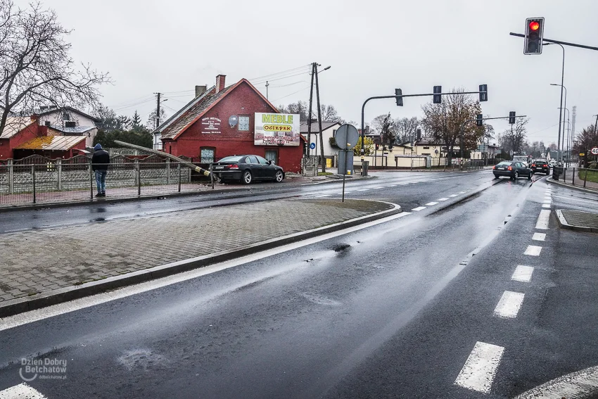 Wypadek w Grocholicach. Ciężarówka zderzyła się z BMW