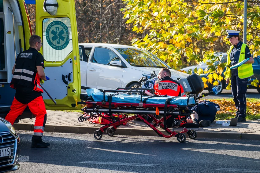 Wypadek na al. Wyszyńskiego. Policyjny motocykl zderzył się z osobówką