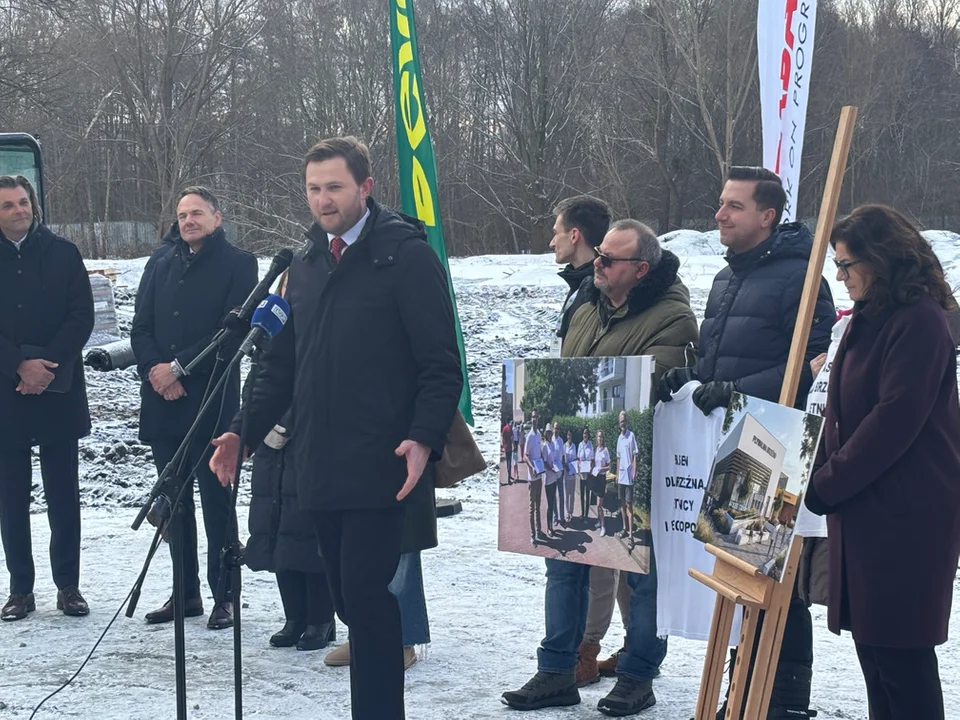 Ruszyła budowa basenu w Brzeźnie. Symboliczne wbicie łopaty