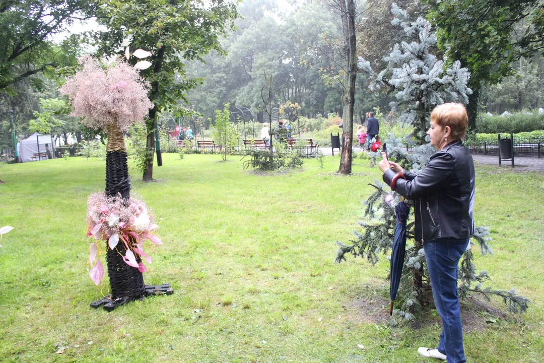 Trwa Święto Róży. Sporo osób odwiedza park Traugutta