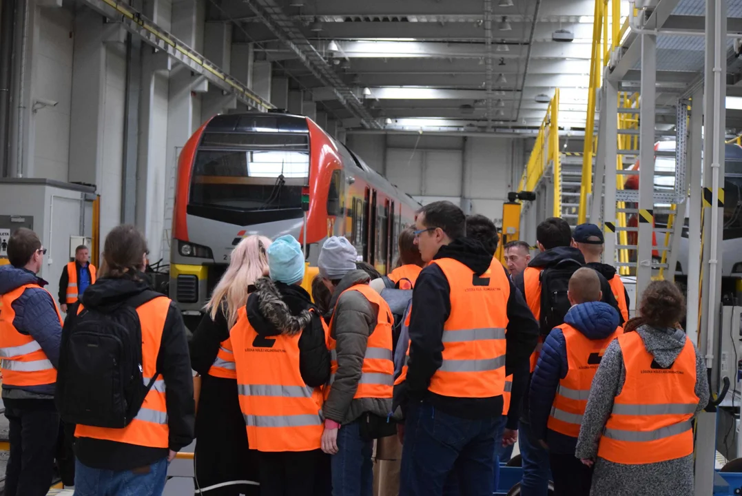 Młodzi pasjonaci kolei odwiedzili zaplecze techniczne ŁKA. Zobacz, jak wygląda w środku [zdjęcia]