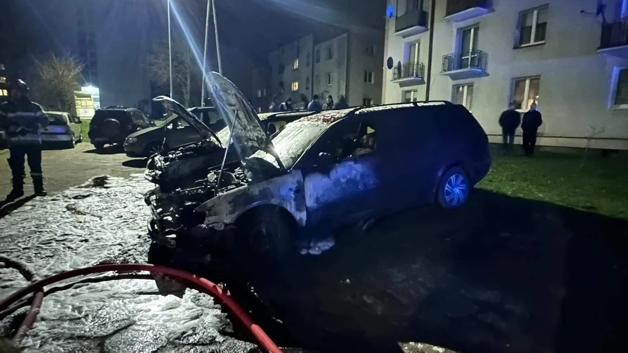 Samochody w ogniu. Pożar na parkingu w powiecie kutnowskim [ZDJĘCIA] - Zdjęcie główne