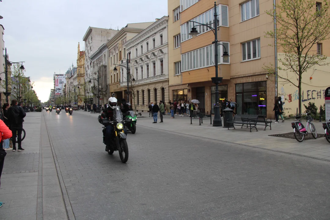 Wielka parada motocyklowa na ulicy Piotrkowskiej w Łodzi