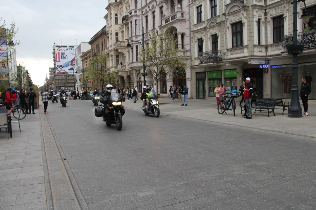 Wielka parada motocyklowa na ulicy Piotrkowskiej w Łodzi