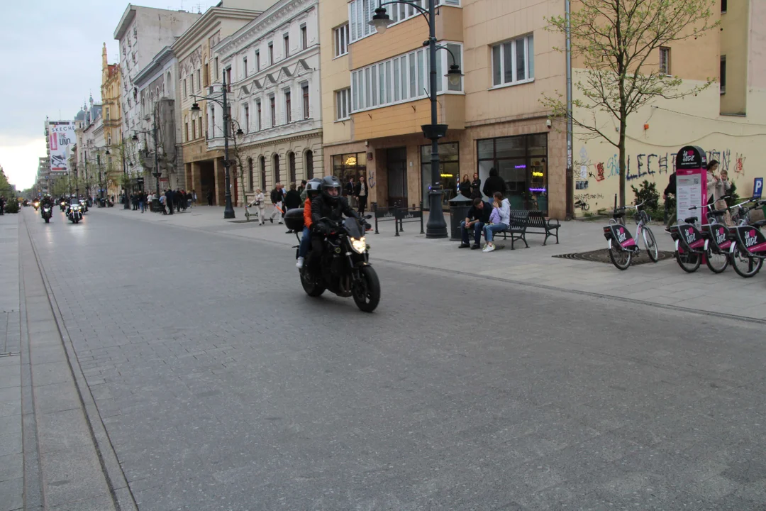 Wielka parada motocyklowa na ulicy Piotrkowskiej w Łodzi