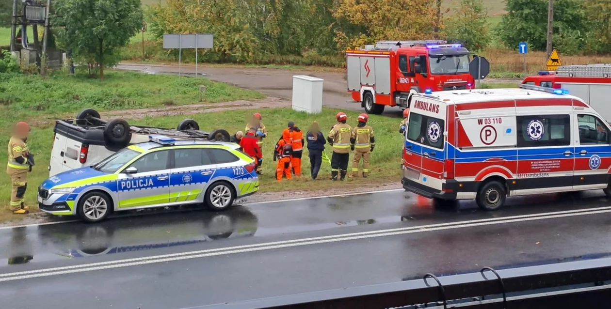 Niebezpieczne zdarzenie pod Płockiem. Samochód dostawczy "wylądował" na dachu! - Zdjęcie główne