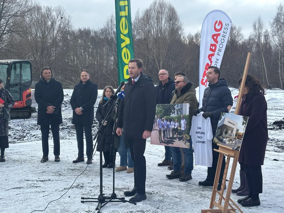 Ruszyła budowa basenu w Brzeźnie. Symboliczne wbicie łopaty