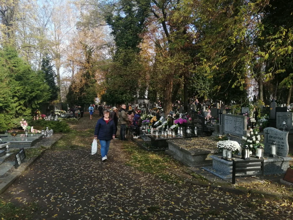 Zgierzanie i mieszkańcy okolic odwiedzili groby na cmentarzach w regionie