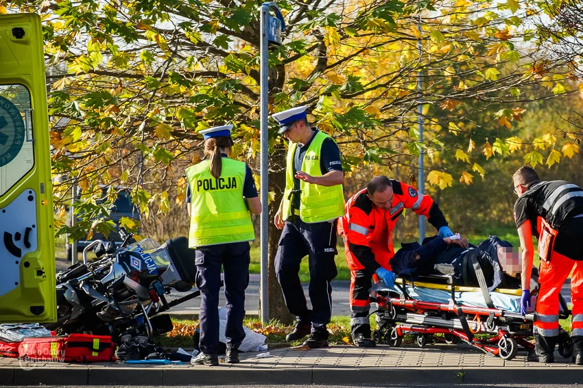 Wypadek na al. Wyszyńskiego. Policyjny motocykl zderzył się z osobówką