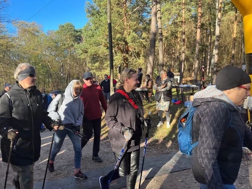 VIII edycja Spaceru i Biegu do Niepodległości w Grotnikach. Piękna pogoda zachęcała do aktywnego spędzania czasu!