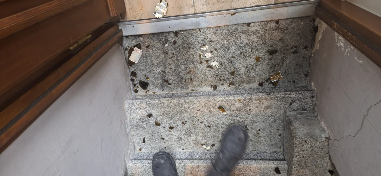 Chwila głupoty na Pomorzu. Butelka poleciała w drzwi ratusza