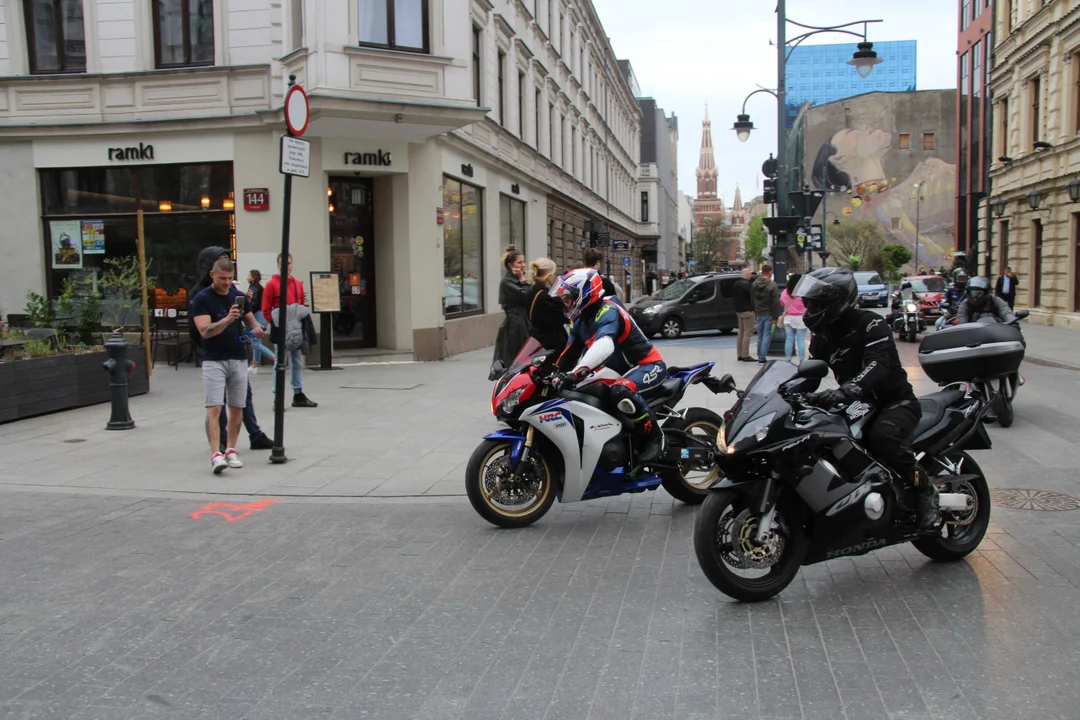 Wielka parada motocyklowa na ulicy Piotrkowskiej w Łodzi